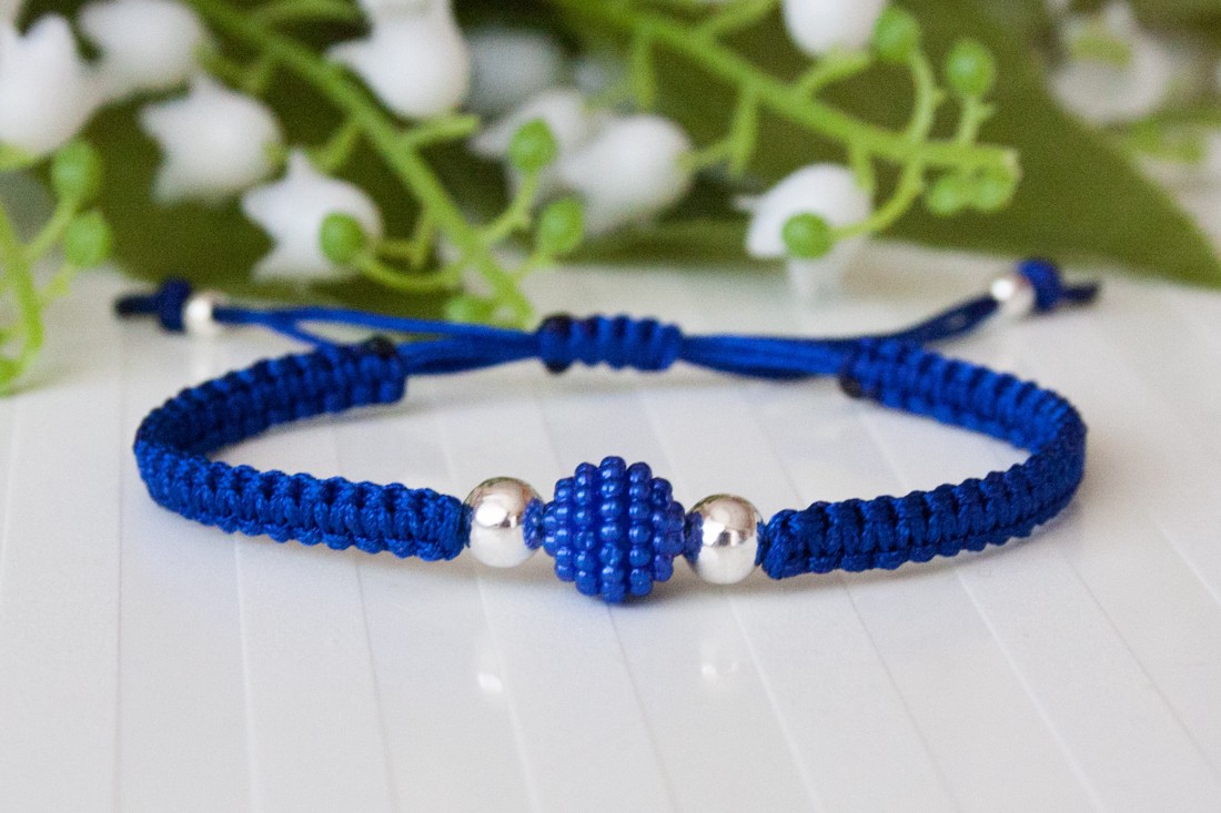 Brățară macramé împletită - Mărgele albastru - - Artynos.ro Brățară macramé împletită - Mărgele albastru - - Artynos.ro