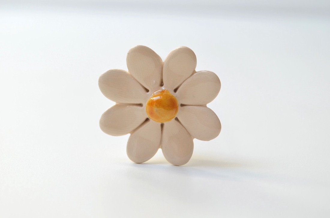 Daisy, floare din ceramică - casă & stil de viață - decorațiuni de casă - accesorii florale - flori la fir - Artynos.ro