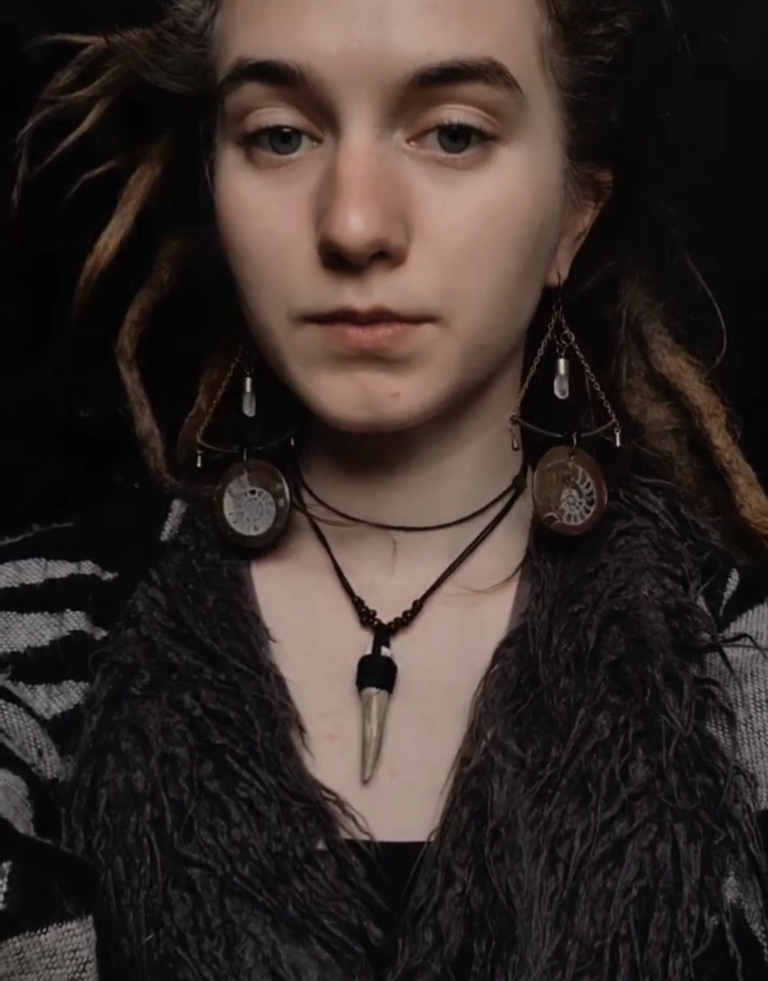 Cercei cu fosile preistorice - bijuterii - coliere - Artynos.ro