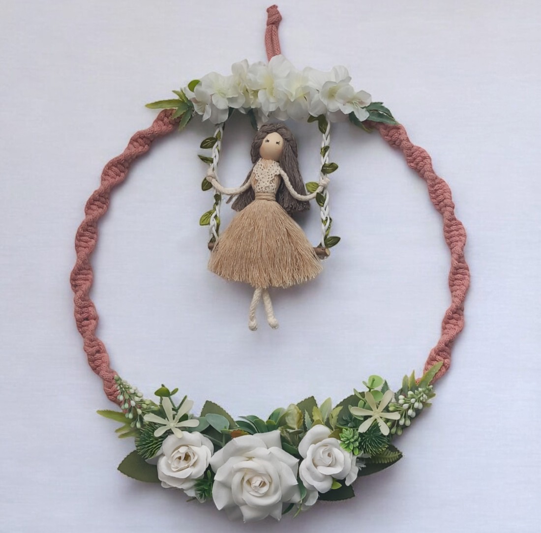 Decorațiune de perete macramé mare pe cerc - alb puternic cu păpușă macramé balansoară și trandafiri albi realiști - - Artynos.ro Decorațiune de perete macramé mare pe cerc - alb puternic cu păpușă macramé balansoară și trandafiri albi realiști - - Artynos.ro