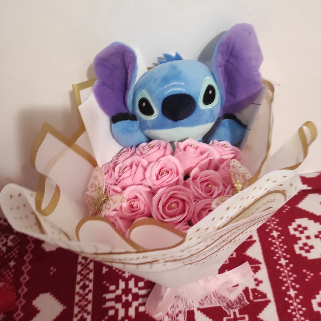 Buchet cu trandafiri de săpun parfumați și Stitch - casă & stil de viață - accesorii pentru decorat casa - suport de flori - buchete de flori - Artynos.ro Buchet cu trandafiri de săpun parfumați și Stitch - casă & stil de viață - accesorii pentru decorat casa - suport de flori - buchete de flori - Artynos.ro