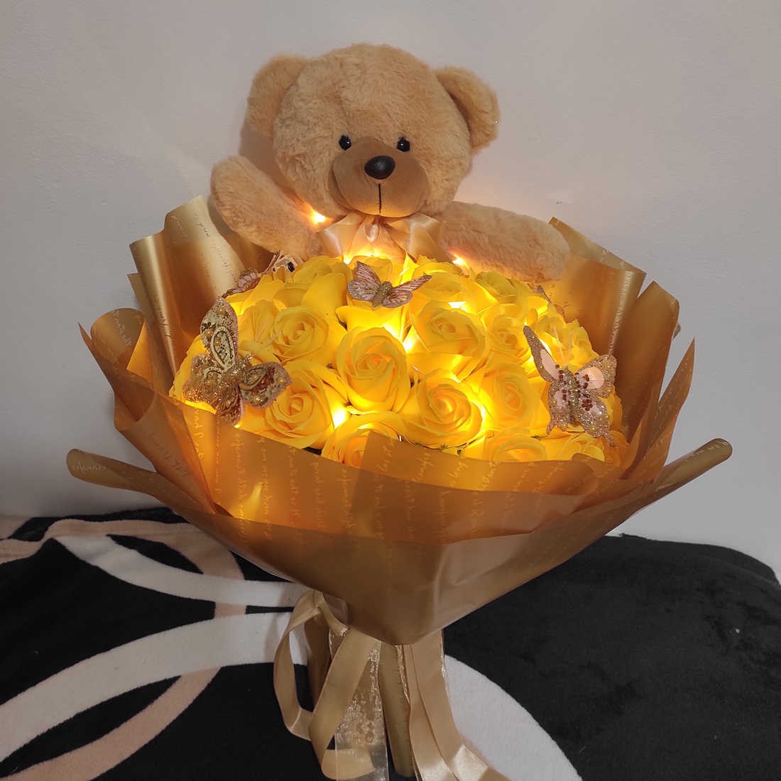 Buchet cu 51 trandafiri de săpun parfumați și ursulet - casă & stil de viață - accesorii pentru decorat casa - suport de flori - buchete de flori - Artynos.ro Buchet cu 51 trandafiri de săpun parfumați și ursulet - casă & stil de viață - accesorii pentru decorat casa - suport de flori - buchete de flori - Artynos.ro
