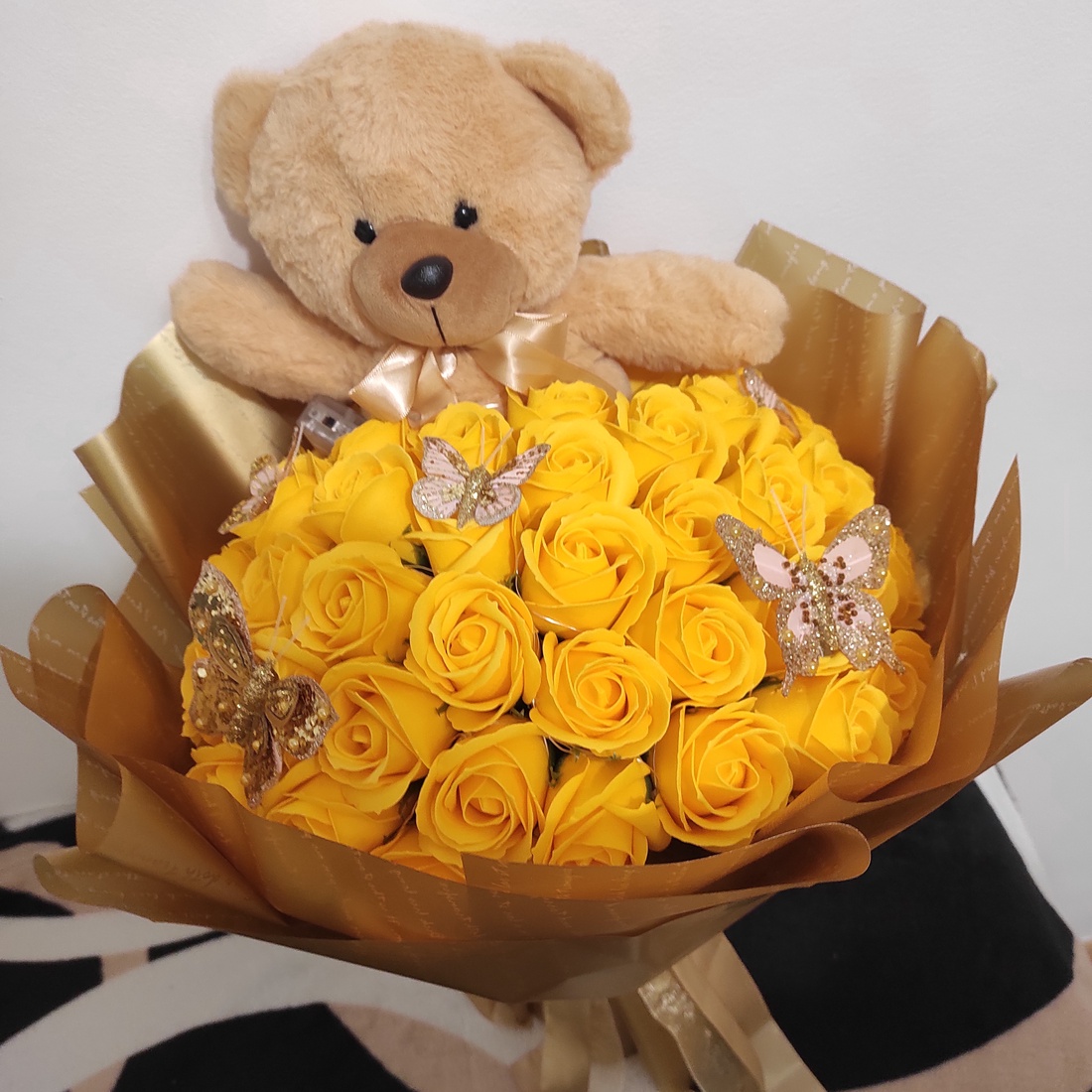 Buchet cu 51 trandafiri de săpun parfumați și ursulet - casă & stil de viață - accesorii pentru decorat casa - suport de flori - buchete de flori - Artynos.ro Buchet cu 51 trandafiri de săpun parfumați și ursulet - casă & stil de viață - accesorii pentru decorat casa - suport de flori - buchete de flori - Artynos.ro