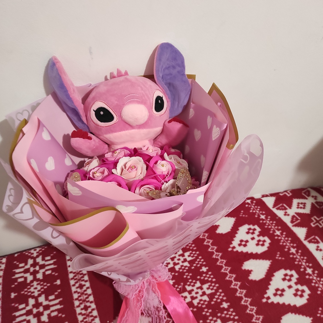 Buchet cu trandafiri de săpun parfumați și Stitch - casă & stil de viață - accesorii pentru decorat casa - suport de flori - buchete de flori - Artynos.ro Buchet cu trandafiri de săpun parfumați și Stitch - casă & stil de viață - accesorii pentru decorat casa - suport de flori - buchete de flori - Artynos.ro