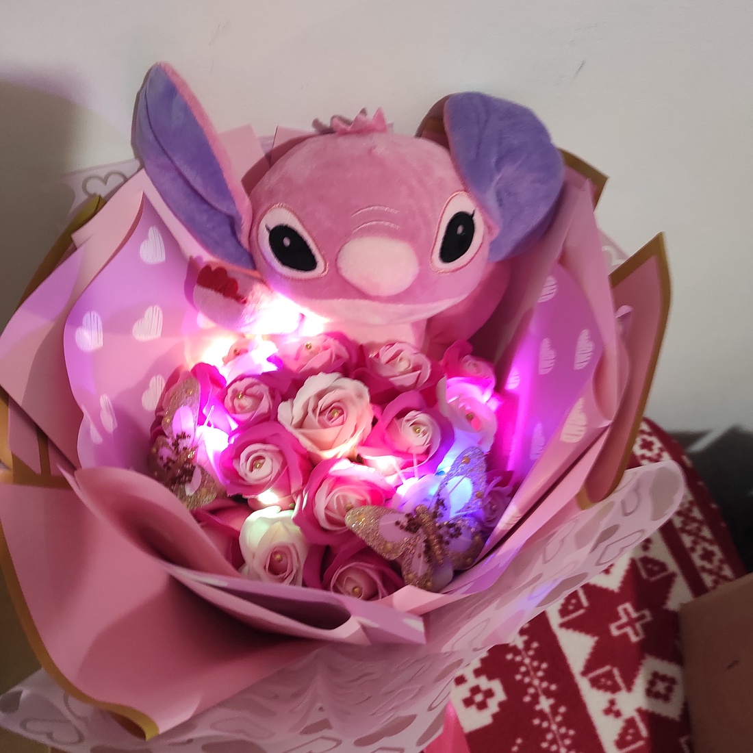 Buchet cu trandafiri de săpun parfumați și Stitch - casă & stil de viață - accesorii pentru decorat casa - suport de flori - buchete de flori - Artynos.ro Buchet cu trandafiri de săpun parfumați și Stitch - casă & stil de viață - accesorii pentru decorat casa - suport de flori - buchete de flori - Artynos.ro