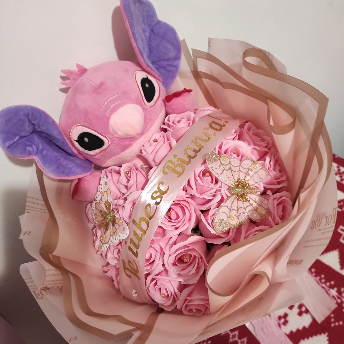 Buchet cu trandafiri de săpun parfumați și Stitch cu banda Te iubesc Bianca! - casă & stil de viață - accesorii pentru decorat casa - suport de flori - buchete de flori - Artynos.ro Buchet cu trandafiri de săpun parfumați și Stitch cu banda Te iubesc Bianca! - casă & stil de viață - accesorii pentru decorat casa - suport de flori - buchete de flori - Artynos.ro