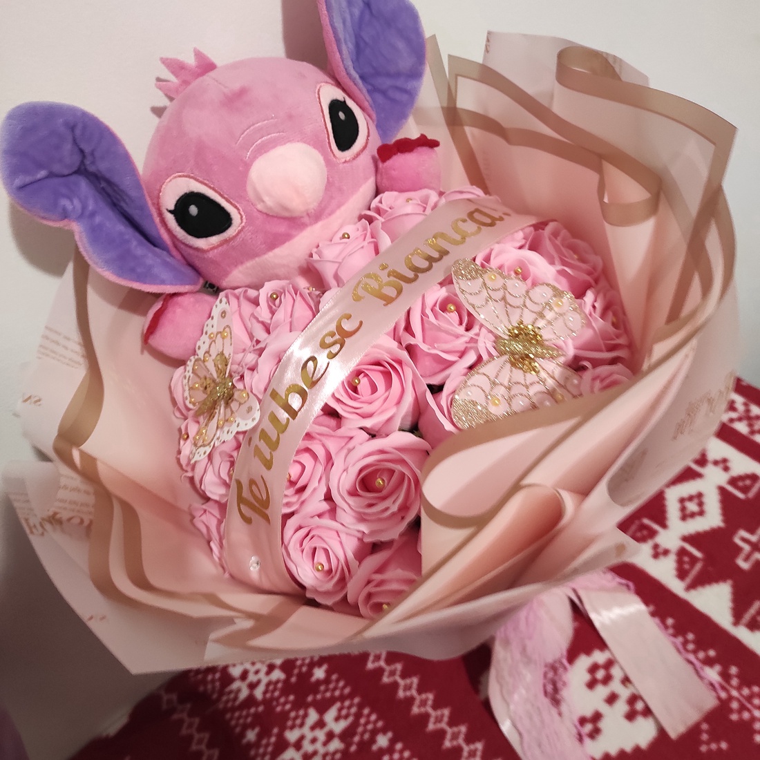 Buchet cu trandafiri de săpun parfumați și Stitch cu banda Te iubesc Bianca! - casă & stil de viață - accesorii pentru decorat casa - suport de flori - buchete de flori - Artynos.ro Buchet cu trandafiri de săpun parfumați și Stitch cu banda Te iubesc Bianca! - casă & stil de viață - accesorii pentru decorat casa - suport de flori - buchete de flori - Artynos.ro