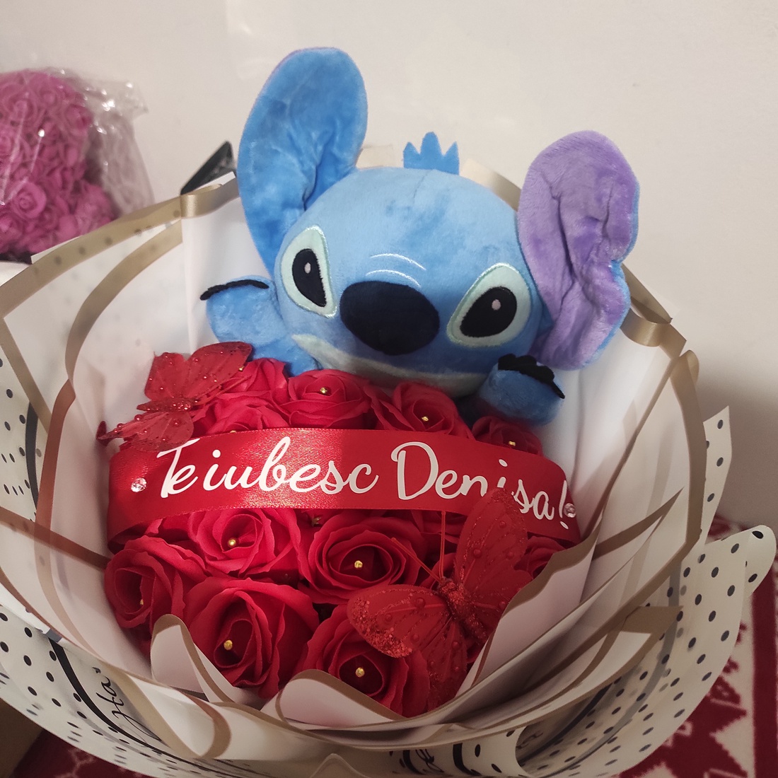 Buchet cu trandafiri de săpun parfumați și Stitch cu banda Te iubesc Denisa! - casă & stil de viață - accesorii pentru decorat casa - suport de flori - buchete de flori - Artynos.ro Buchet cu trandafiri de săpun parfumați și Stitch cu banda Te iubesc Denisa! - casă & stil de viață - accesorii pentru decorat casa - suport de flori - buchete de flori - Artynos.ro