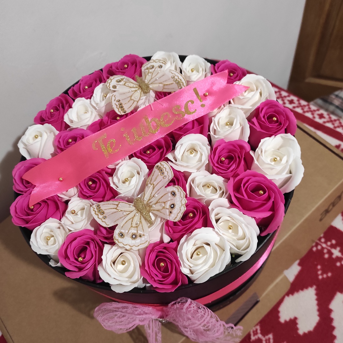 Aranjament cu trandafiri de săpun parfumați cu banda Te iubesc! - casă & stil de viață - accesorii pentru decorat casa - suport de flori - buchete de flori - Artynos.ro Aranjament cu trandafiri de săpun parfumați cu banda Te iubesc! - casă & stil de viață - accesorii pentru decorat casa - suport de flori - buchete de flori - Artynos.ro