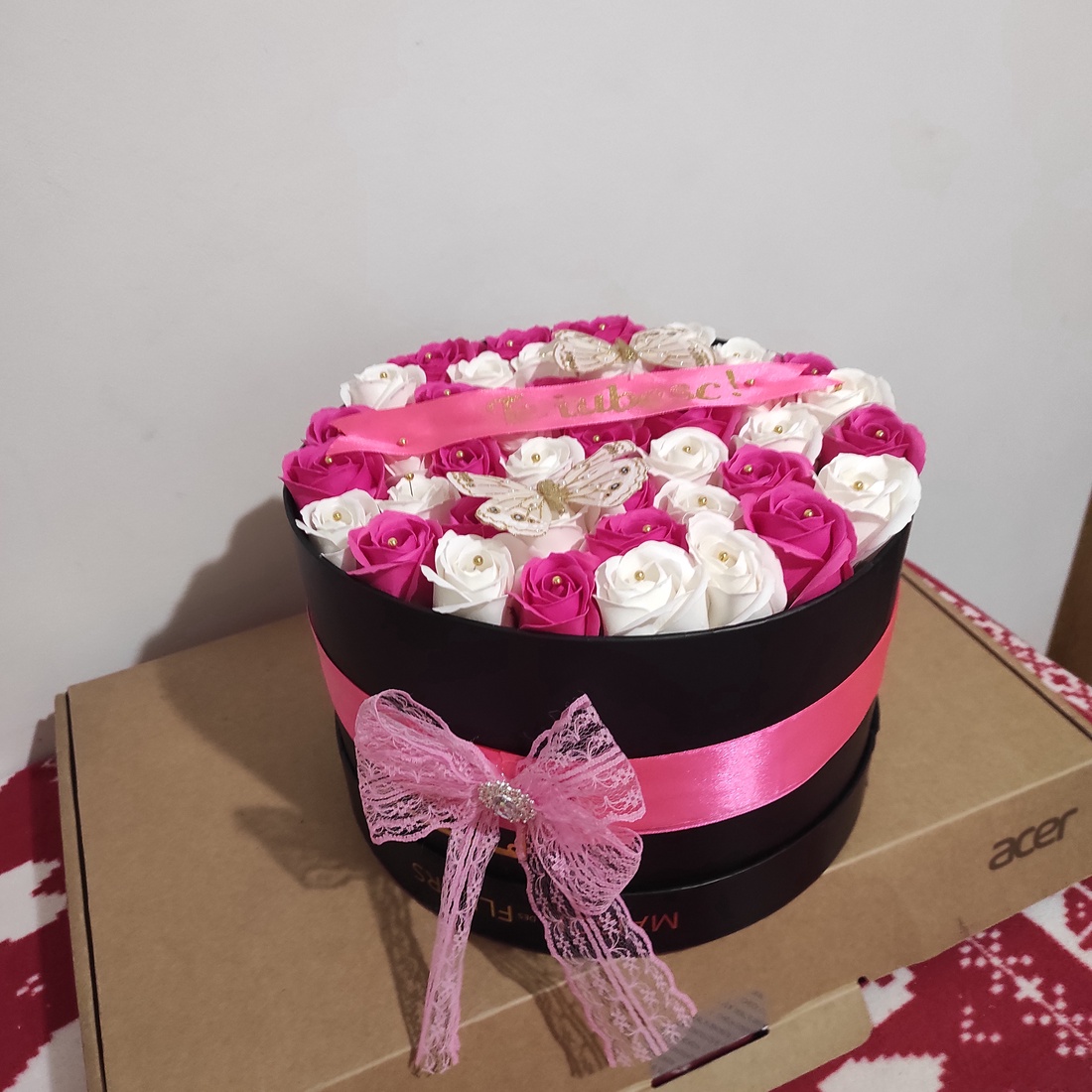 Aranjament cu trandafiri de săpun parfumați cu banda Te iubesc! - casă & stil de viață - accesorii pentru decorat casa - suport de flori - buchete de flori - Artynos.ro Aranjament cu trandafiri de săpun parfumați cu banda Te iubesc! - casă & stil de viață - accesorii pentru decorat casa - suport de flori - buchete de flori - Artynos.ro