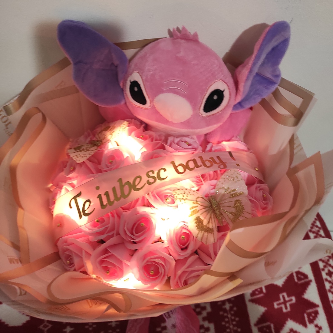 Buchet cu trandafiri de săpun parfumați și Stitch cu banda Te iubesc baby! - casă & stil de viață - accesorii pentru decorat casa - suport de flori - buchete de flori - Artynos.ro Buchet cu trandafiri de săpun parfumați și Stitch cu banda Te iubesc baby! - casă & stil de viață - accesorii pentru decorat casa - suport de flori - buchete de flori - Artynos.ro