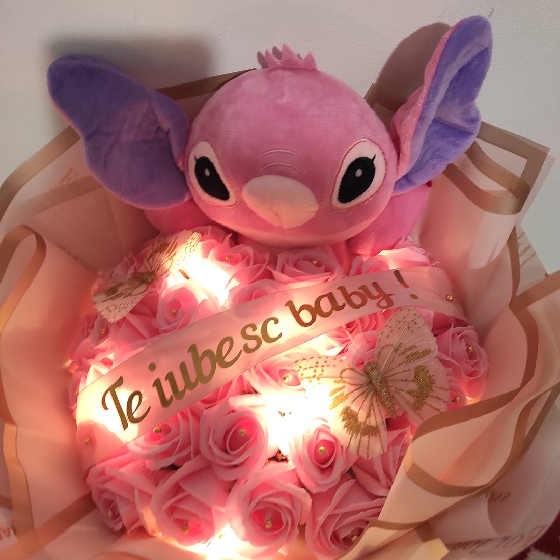 Buchet cu trandafiri de săpun parfumați și Stitch cu banda Te iubesc baby! - casă & stil de viață - accesorii pentru decorat casa - suport de flori - buchete de flori - Artynos.ro Buchet cu trandafiri de săpun parfumați și Stitch cu banda Te iubesc baby! - casă & stil de viață - accesorii pentru decorat casa - suport de flori - buchete de flori - Artynos.ro