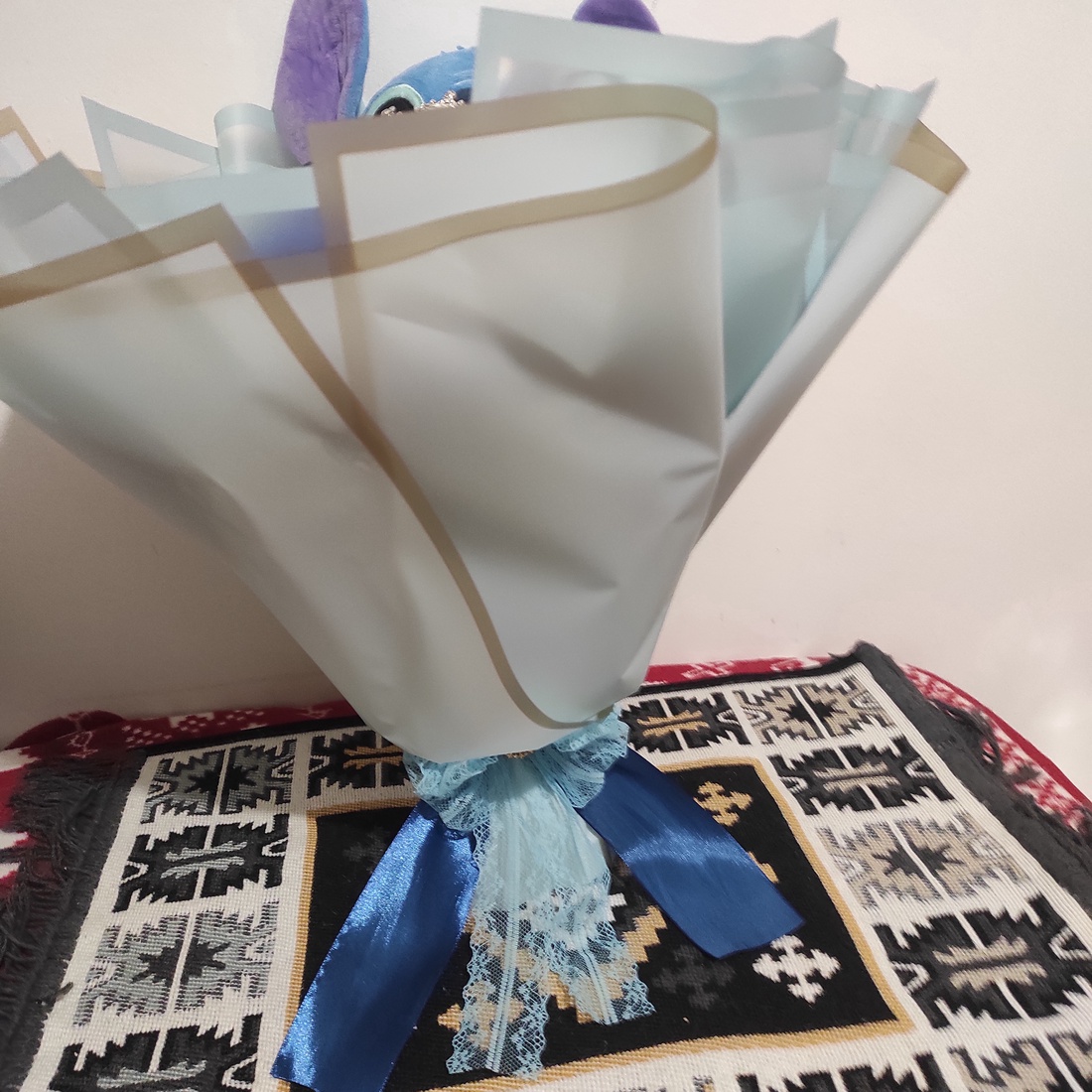 Buchet cu trandafiri de săpun parfumați și Stitch cu coronița și banda La multi ani!! - casă & stil de viață - accesorii pentru decorat casa - suport de flori - buchete de flori - Artynos.ro Buchet cu trandafiri de săpun parfumați și Stitch cu coronița și banda La multi ani!! - casă & stil de viață - accesorii pentru decorat casa - suport de flori - buchete de flori - Artynos.ro