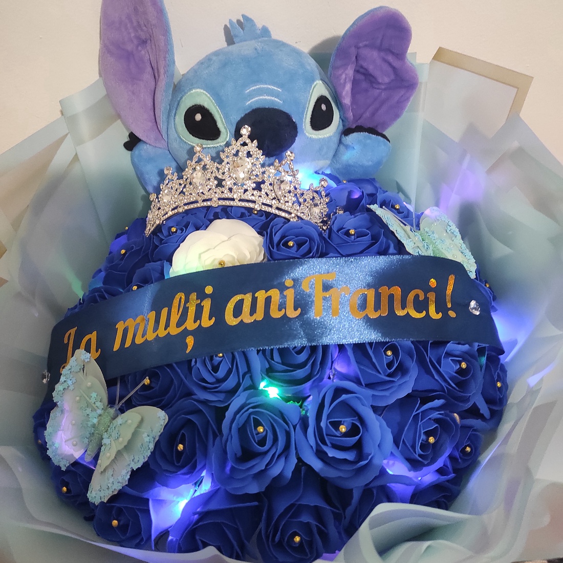 Buchet cu trandafiri de săpun parfumați și Stitch cu coronița și banda La multi ani!! - casă & stil de viață - accesorii pentru decorat casa - suport de flori - buchete de flori - Artynos.ro Buchet cu trandafiri de săpun parfumați și Stitch cu coronița și banda La multi ani!! - casă & stil de viață - accesorii pentru decorat casa - suport de flori - buchete de flori - Artynos.ro