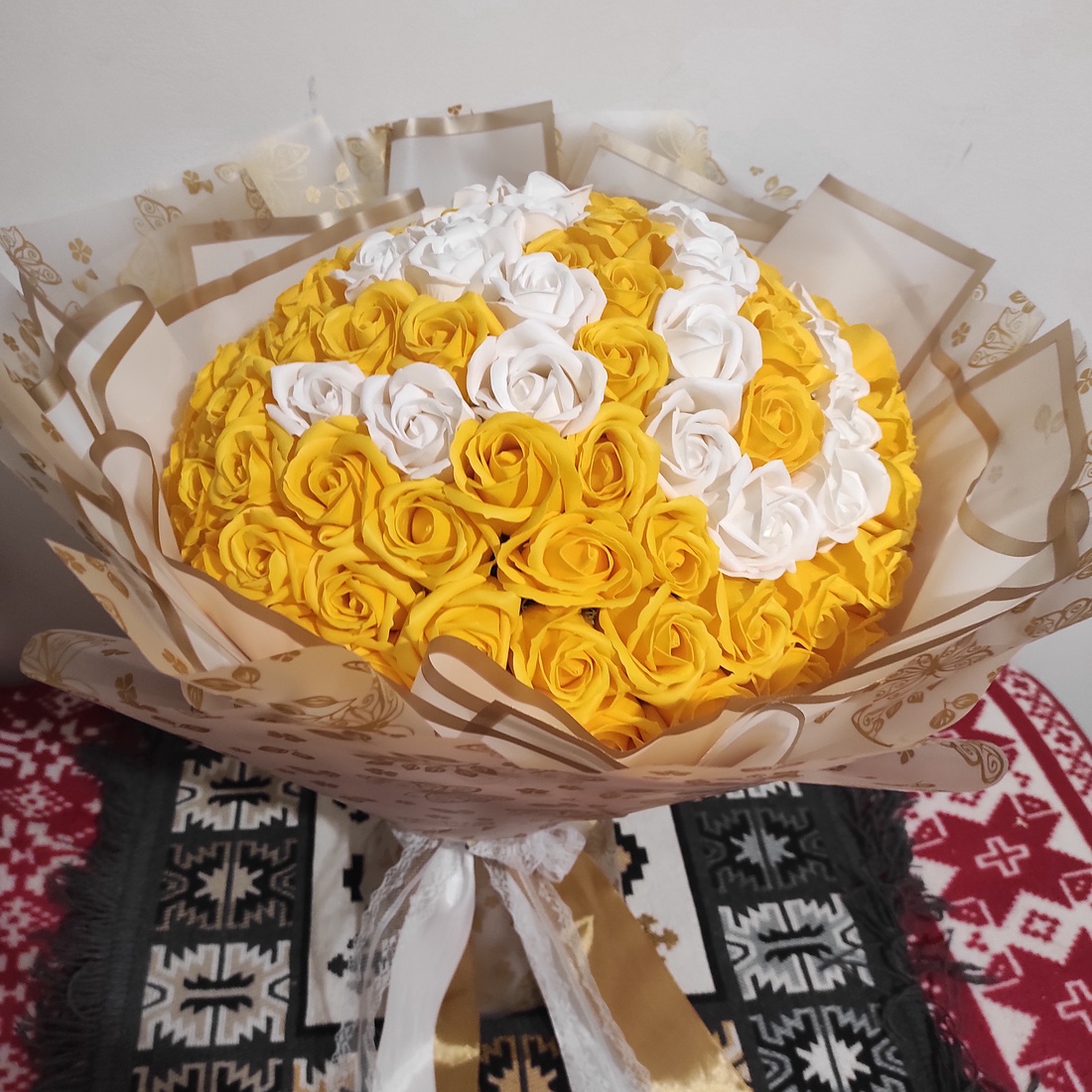 Buchet cu 101 trandafiri de săpun parfumari cu cifra 30 - casă & stil de viață - accesorii pentru decorat casa - suport de flori - buchete de flori - Artynos.ro Buchet cu 101 trandafiri de săpun parfumari cu cifra 30 - casă & stil de viață - accesorii pentru decorat casa - suport de flori - buchete de flori - Artynos.ro