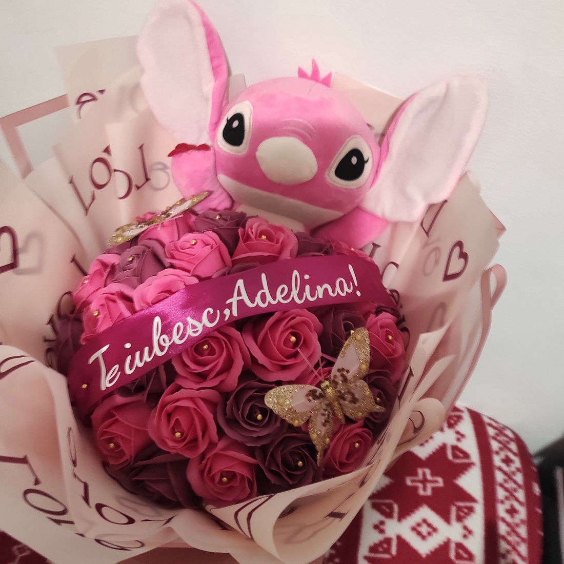 Buchet cu trandafiri de săpun parfumați și Stitch - casă & stil de viață - accesorii pentru decorat casa - suport de flori - buchete de flori - Artynos.ro Buchet cu trandafiri de săpun parfumați și Stitch - casă & stil de viață - accesorii pentru decorat casa - suport de flori - buchete de flori - Artynos.ro