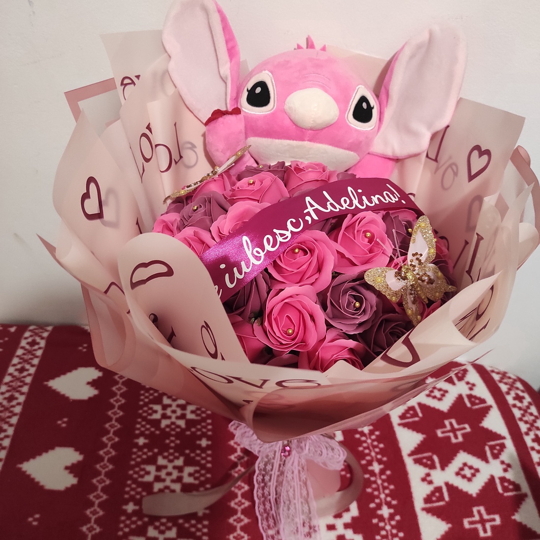 Buchet cu trandafiri de săpun parfumați și Stitch - casă & stil de viață - accesorii pentru decorat casa - suport de flori - buchete de flori - Artynos.ro Buchet cu trandafiri de săpun parfumați și Stitch - casă & stil de viață - accesorii pentru decorat casa - suport de flori - buchete de flori - Artynos.ro