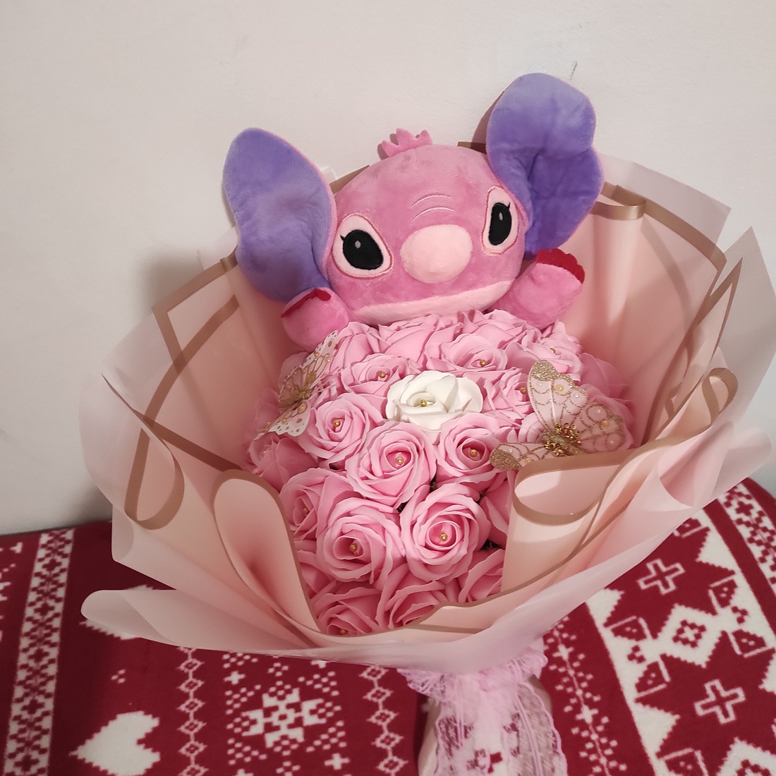 Buchet cu trandafiri de săpun parfumați și Stitch - casă & stil de viață - accesorii pentru decorat casa - suport de flori - buchete de flori - Artynos.ro Buchet cu trandafiri de săpun parfumați și Stitch - casă & stil de viață - accesorii pentru decorat casa - suport de flori - buchete de flori - Artynos.ro