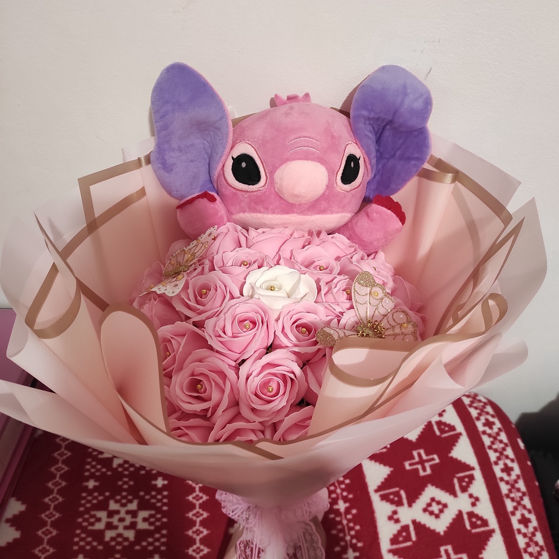 Buchet cu trandafiri de săpun parfumați și Stitch - casă & stil de viață - accesorii pentru decorat casa - suport de flori - buchete de flori - Artynos.ro Buchet cu trandafiri de săpun parfumați și Stitch - casă & stil de viață - accesorii pentru decorat casa - suport de flori - buchete de flori - Artynos.ro