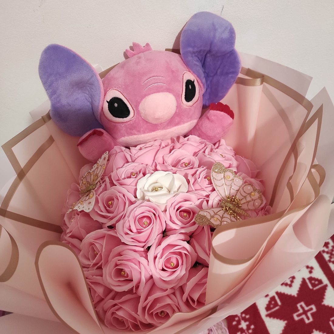 Buchet cu trandafiri de săpun parfumați și Stitch - casă & stil de viață - accesorii pentru decorat casa - suport de flori - buchete de flori - Artynos.ro Buchet cu trandafiri de săpun parfumați și Stitch - casă & stil de viață - accesorii pentru decorat casa - suport de flori - buchete de flori - Artynos.ro