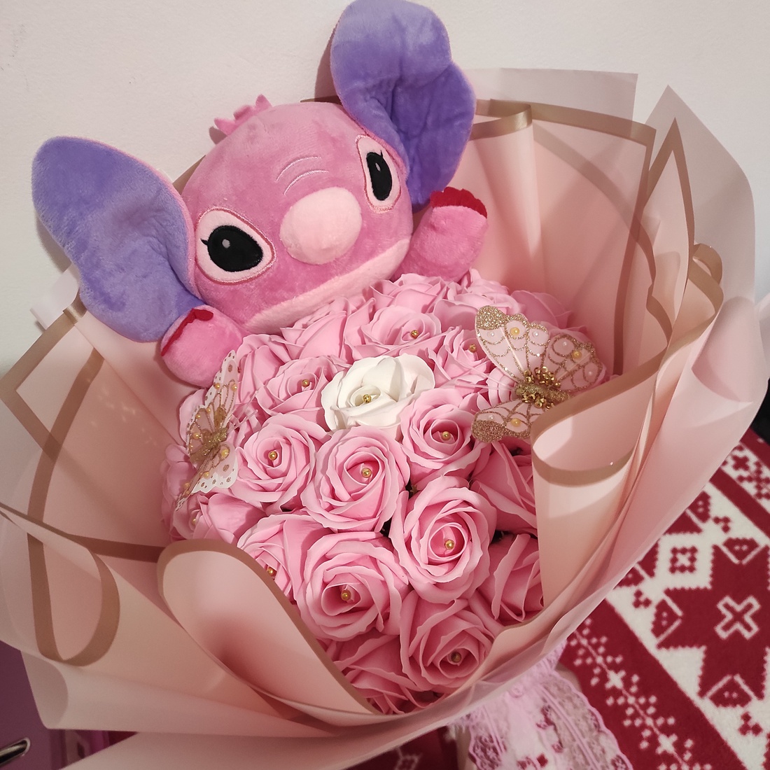Buchet cu trandafiri de săpun parfumați și Stitch - casă & stil de viață - accesorii pentru decorat casa - suport de flori - buchete de flori - Artynos.ro Buchet cu trandafiri de săpun parfumați și Stitch - casă & stil de viață - accesorii pentru decorat casa - suport de flori - buchete de flori - Artynos.ro