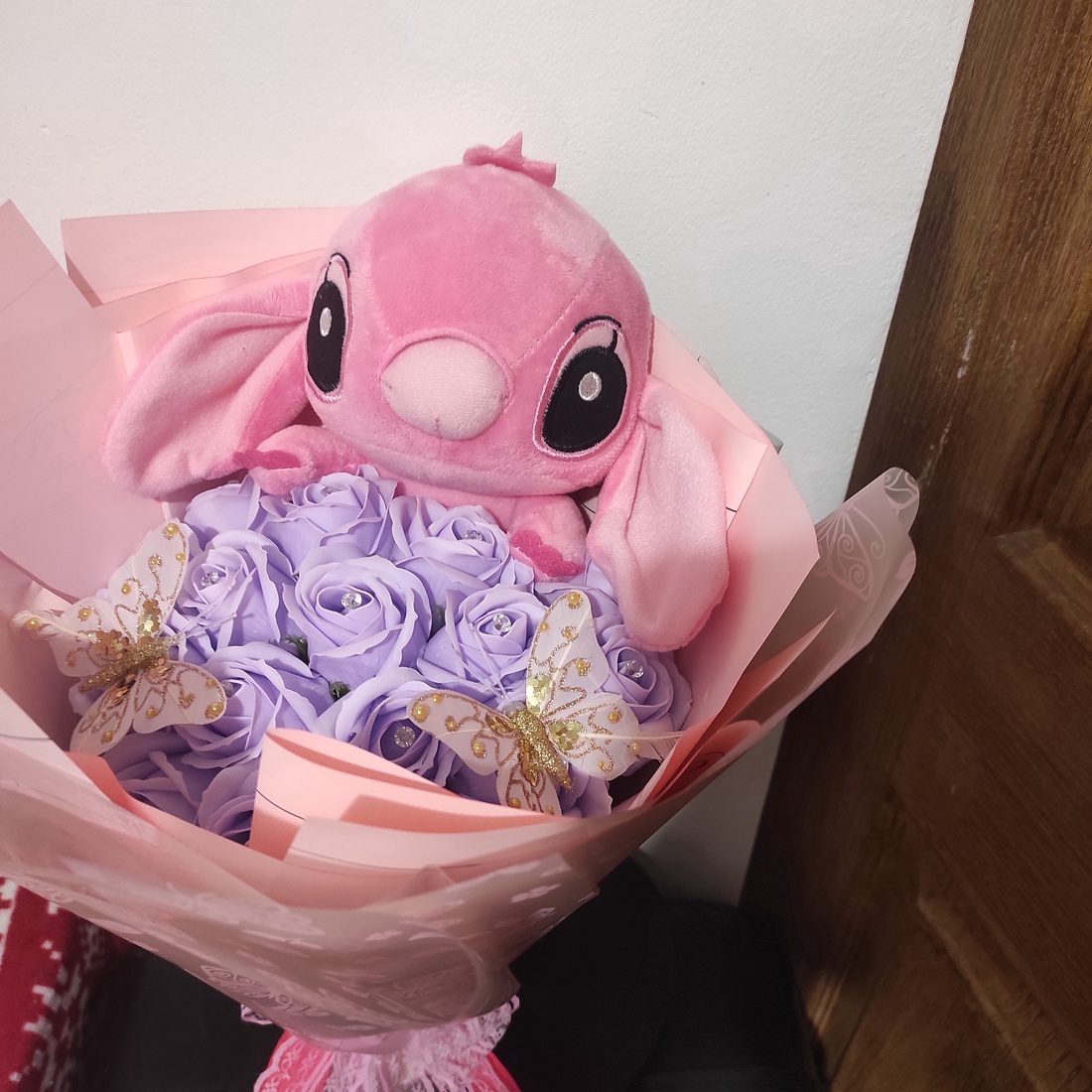 Buchet cu Stitch și trandafiri de săpun parfumați - casă & stil de viață - accesorii pentru decorat casa - suport de flori - buchete de flori - Artynos.ro Buchet cu Stitch și trandafiri de săpun parfumați - casă & stil de viață - accesorii pentru decorat casa - suport de flori - buchete de flori - Artynos.ro
