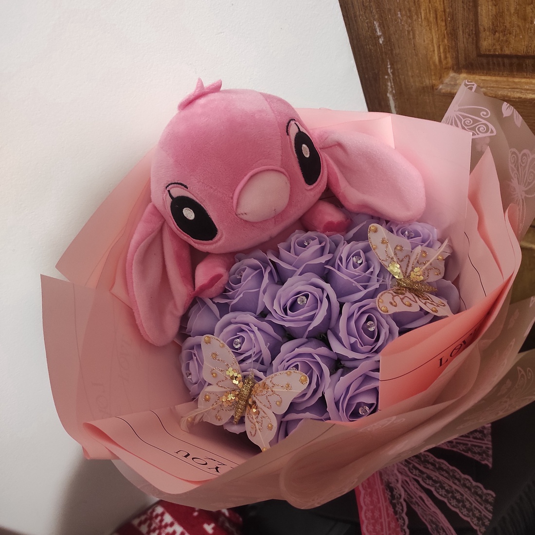 Buchet cu Stitch și trandafiri de săpun parfumați - casă & stil de viață - accesorii pentru decorat casa - suport de flori - buchete de flori - Artynos.ro Buchet cu Stitch și trandafiri de săpun parfumați - casă & stil de viață - accesorii pentru decorat casa - suport de flori - buchete de flori - Artynos.ro