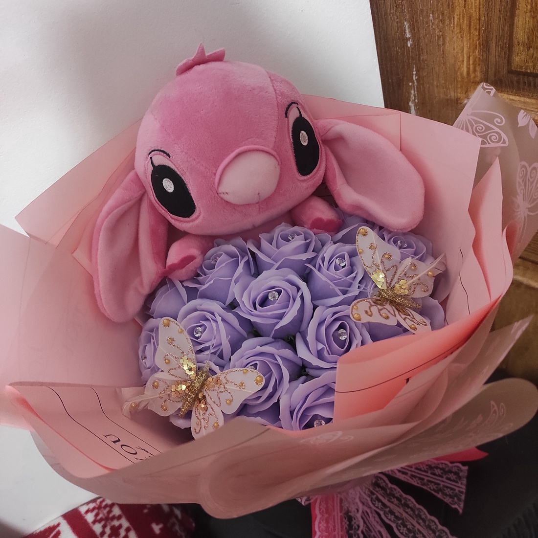 Buchet cu Stitch și trandafiri de săpun parfumați - casă & stil de viață - accesorii pentru decorat casa - suport de flori - buchete de flori - Artynos.ro Buchet cu Stitch și trandafiri de săpun parfumați - casă & stil de viață - accesorii pentru decorat casa - suport de flori - buchete de flori - Artynos.ro