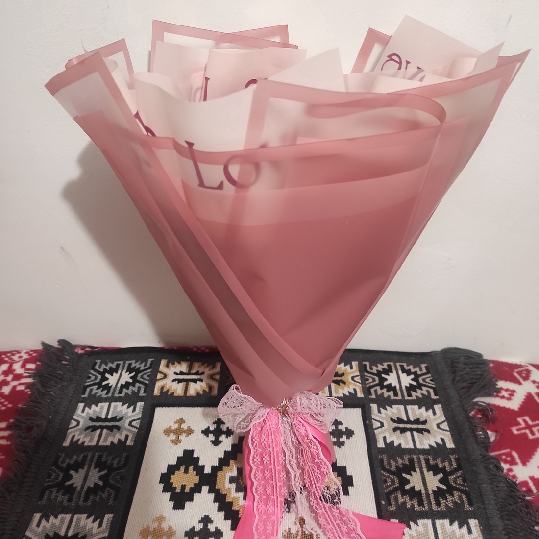 Buchet cu trandafiri de săpun parfumați și mesaj - casă & stil de viață - accesorii pentru decorat casa - suport de flori - buchete de flori - Artynos.ro Buchet cu trandafiri de săpun parfumați și mesaj - casă & stil de viață - accesorii pentru decorat casa - suport de flori - buchete de flori - Artynos.ro