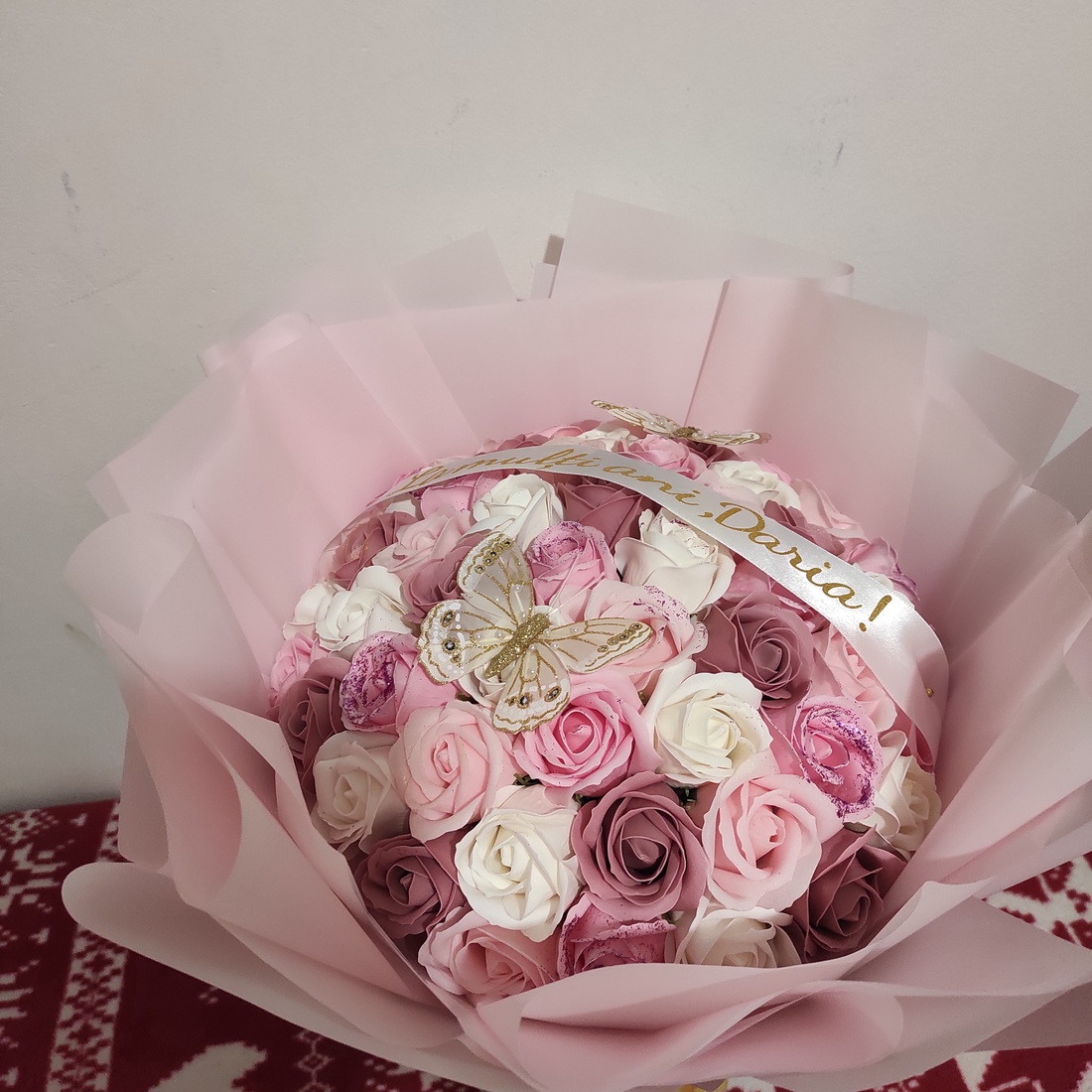 Buchet cu 51 trandafiri de săpun parfumați și mesaj - casă & stil de viață - accesorii pentru decorat casa - suport de flori - buchete de flori - Artynos.ro Buchet cu 51 trandafiri de săpun parfumați și mesaj - casă & stil de viață - accesorii pentru decorat casa - suport de flori - buchete de flori - Artynos.ro