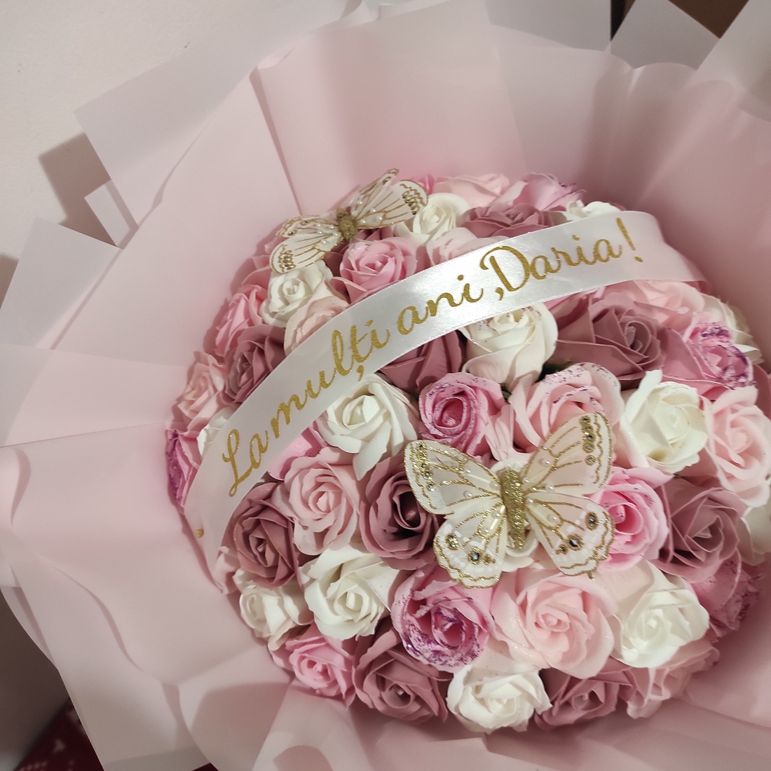 Buchet cu 51 trandafiri de săpun parfumați și mesaj - casă & stil de viață - accesorii pentru decorat casa - suport de flori - buchete de flori - Artynos.ro Buchet cu 51 trandafiri de săpun parfumați și mesaj - casă & stil de viață - accesorii pentru decorat casa - suport de flori - buchete de flori - Artynos.ro