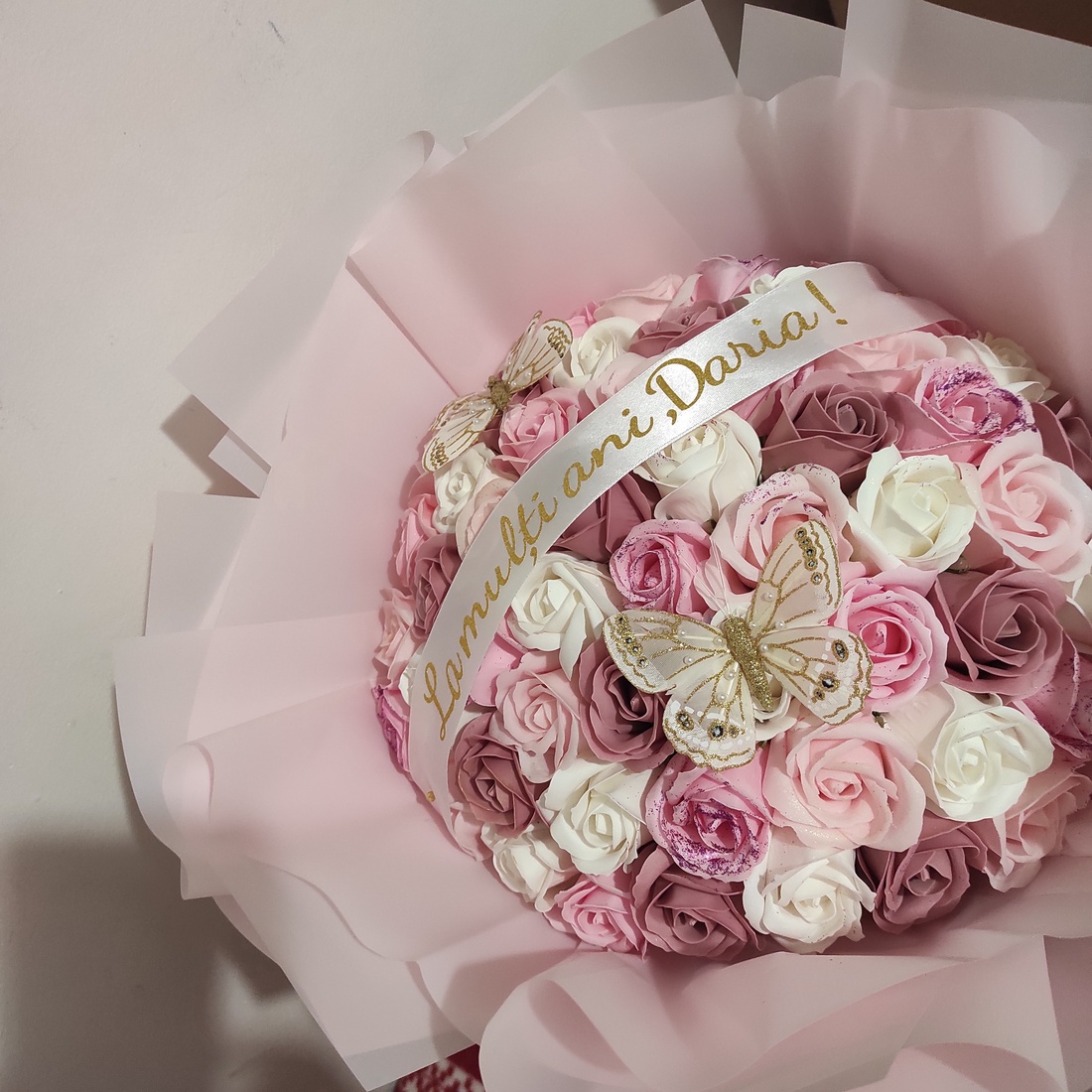 Buchet cu 51 trandafiri de săpun parfumați și mesaj - casă & stil de viață - accesorii pentru decorat casa - suport de flori - buchete de flori - Artynos.ro Buchet cu 51 trandafiri de săpun parfumați și mesaj - casă & stil de viață - accesorii pentru decorat casa - suport de flori - buchete de flori - Artynos.ro