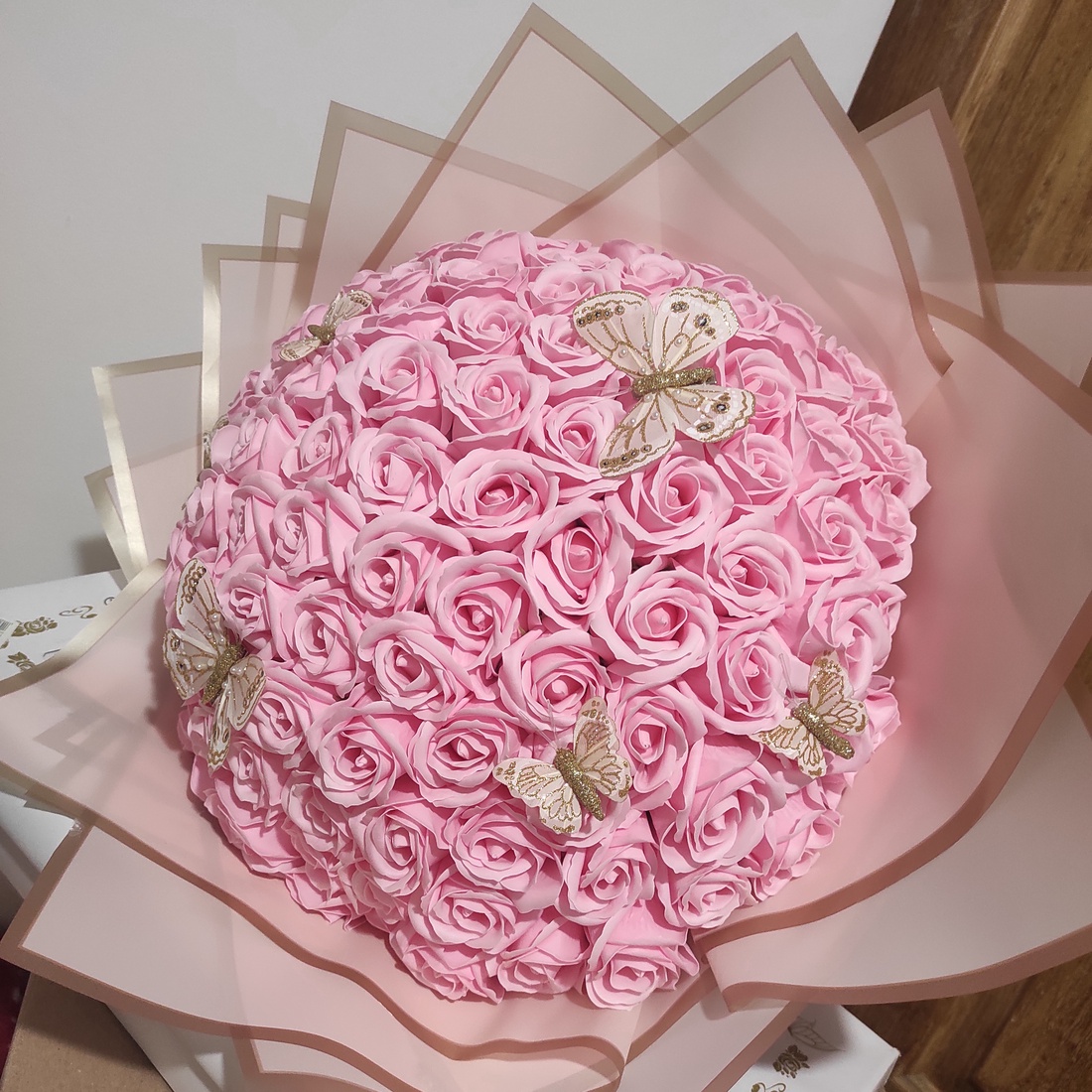 Buchet cu 101 trandafiri de săpun parfumați - casă & stil de viață - accesorii pentru decorat casa - suport de flori - buchete de flori - Artynos.ro Buchet cu 101 trandafiri de săpun parfumați - casă & stil de viață - accesorii pentru decorat casa - suport de flori - buchete de flori - Artynos.ro