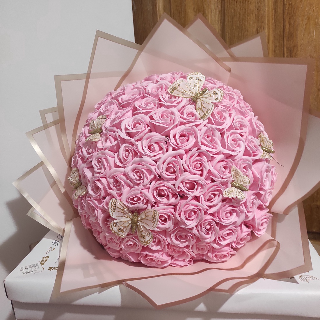 Buchet cu 101 trandafiri de săpun parfumați - casă & stil de viață - accesorii pentru decorat casa - suport de flori - buchete de flori - Artynos.ro Buchet cu 101 trandafiri de săpun parfumați - casă & stil de viață - accesorii pentru decorat casa - suport de flori - buchete de flori - Artynos.ro