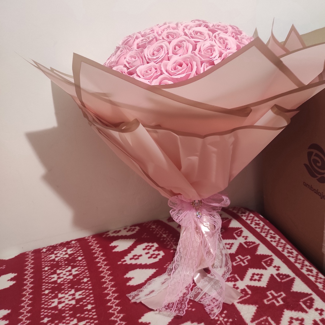 Buchet cu 101 trandafiri de săpun parfumați - casă & stil de viață - accesorii pentru decorat casa - suport de flori - buchete de flori - Artynos.ro Buchet cu 101 trandafiri de săpun parfumați - casă & stil de viață - accesorii pentru decorat casa - suport de flori - buchete de flori - Artynos.ro