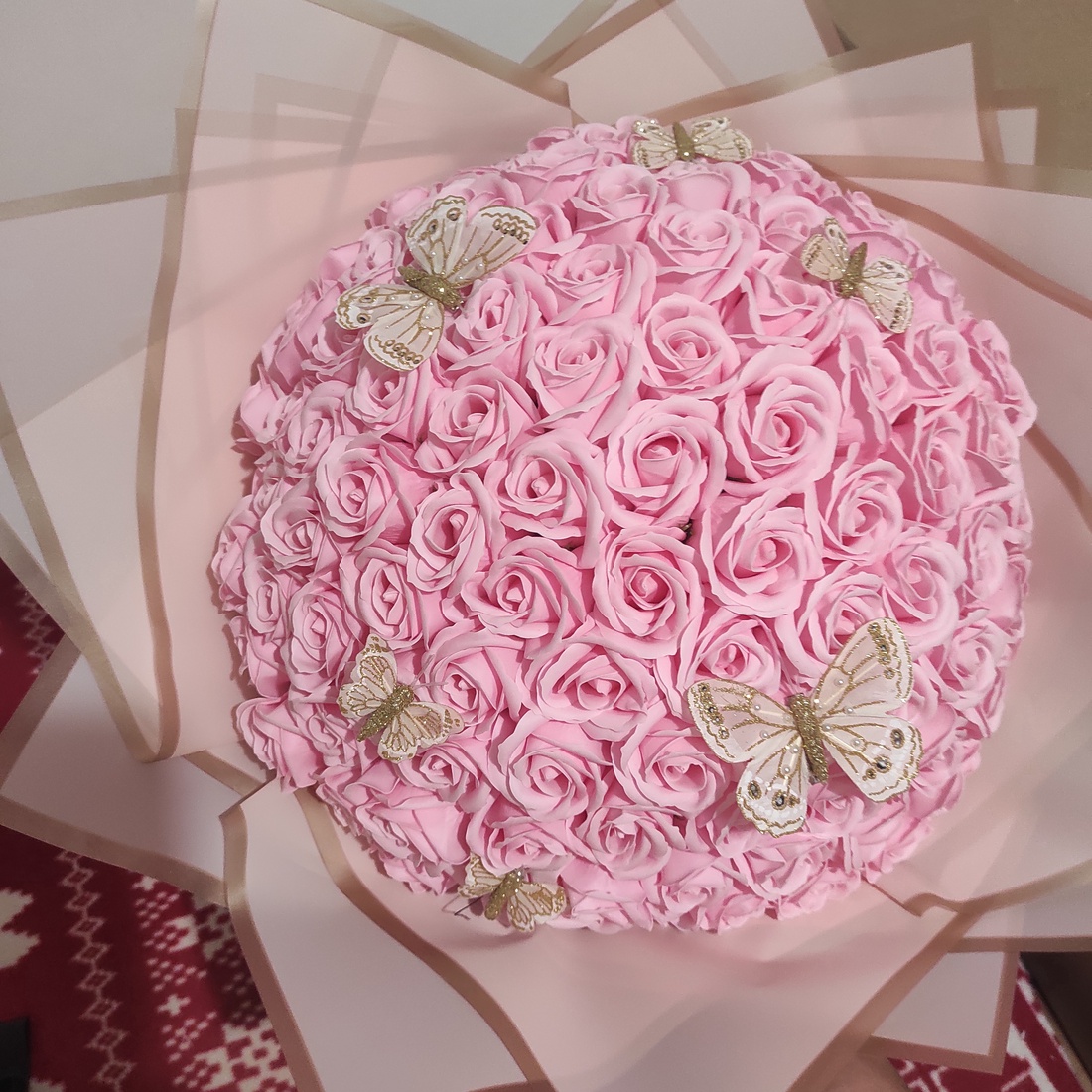 Buchet cu 101 trandafiri de săpun parfumați - casă & stil de viață - accesorii pentru decorat casa - suport de flori - buchete de flori - Artynos.ro Buchet cu 101 trandafiri de săpun parfumați - casă & stil de viață - accesorii pentru decorat casa - suport de flori - buchete de flori - Artynos.ro