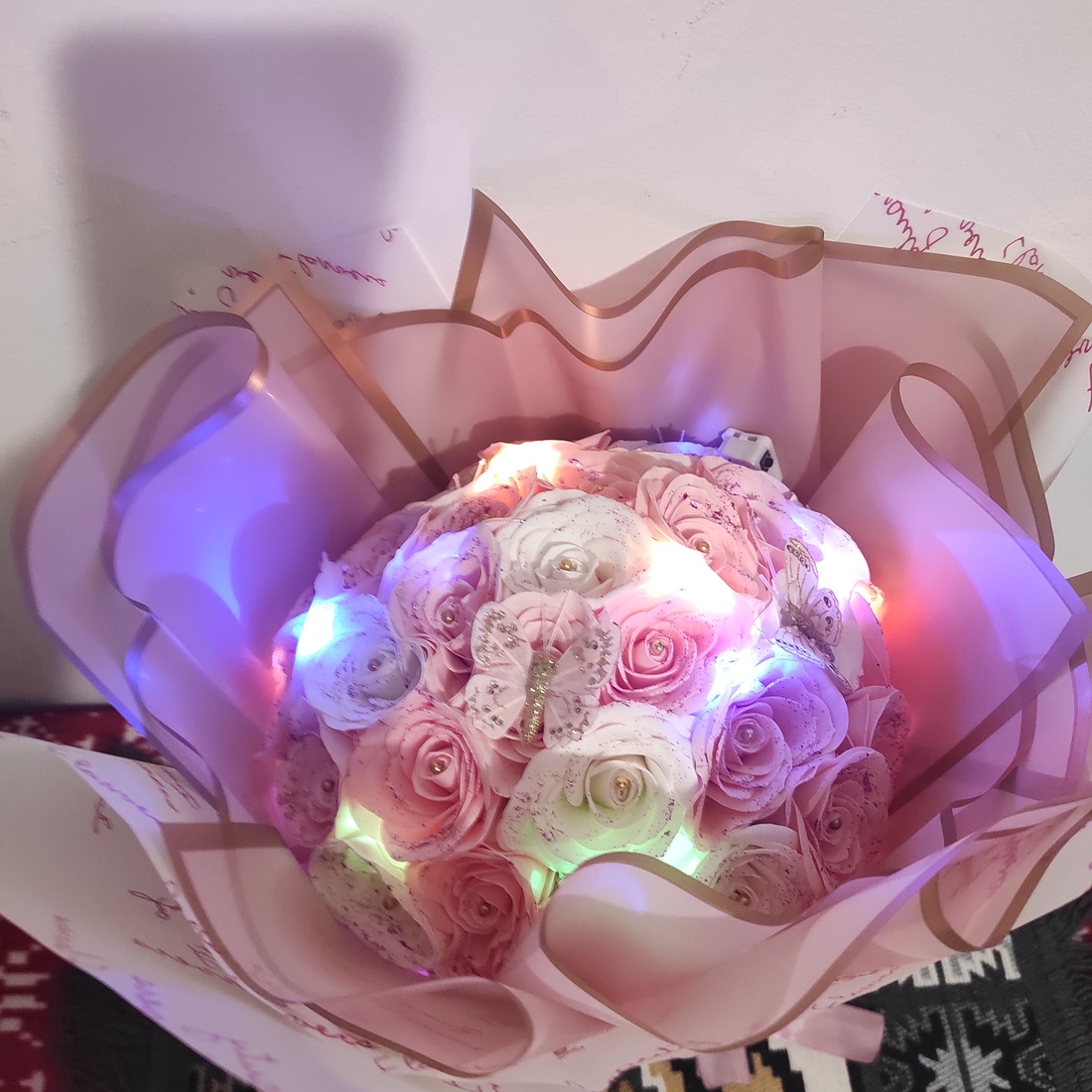 Buchet cu trandafiri de săpun parfumați - casă & stil de viață - accesorii pentru decorat casa - suport de flori - buchete de flori - Artynos.ro Buchet cu trandafiri de săpun parfumați - casă & stil de viață - accesorii pentru decorat casa - suport de flori - buchete de flori - Artynos.ro