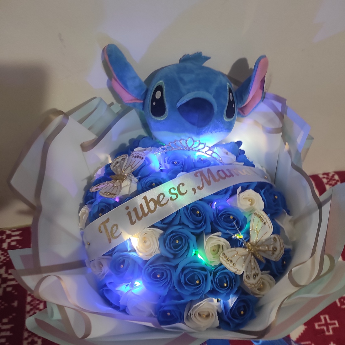 Buchet cu trandafiri de săpun parfumați și stitch - casă & stil de viață - accesorii pentru decorat casa - suport de flori - buchete de flori - Artynos.ro