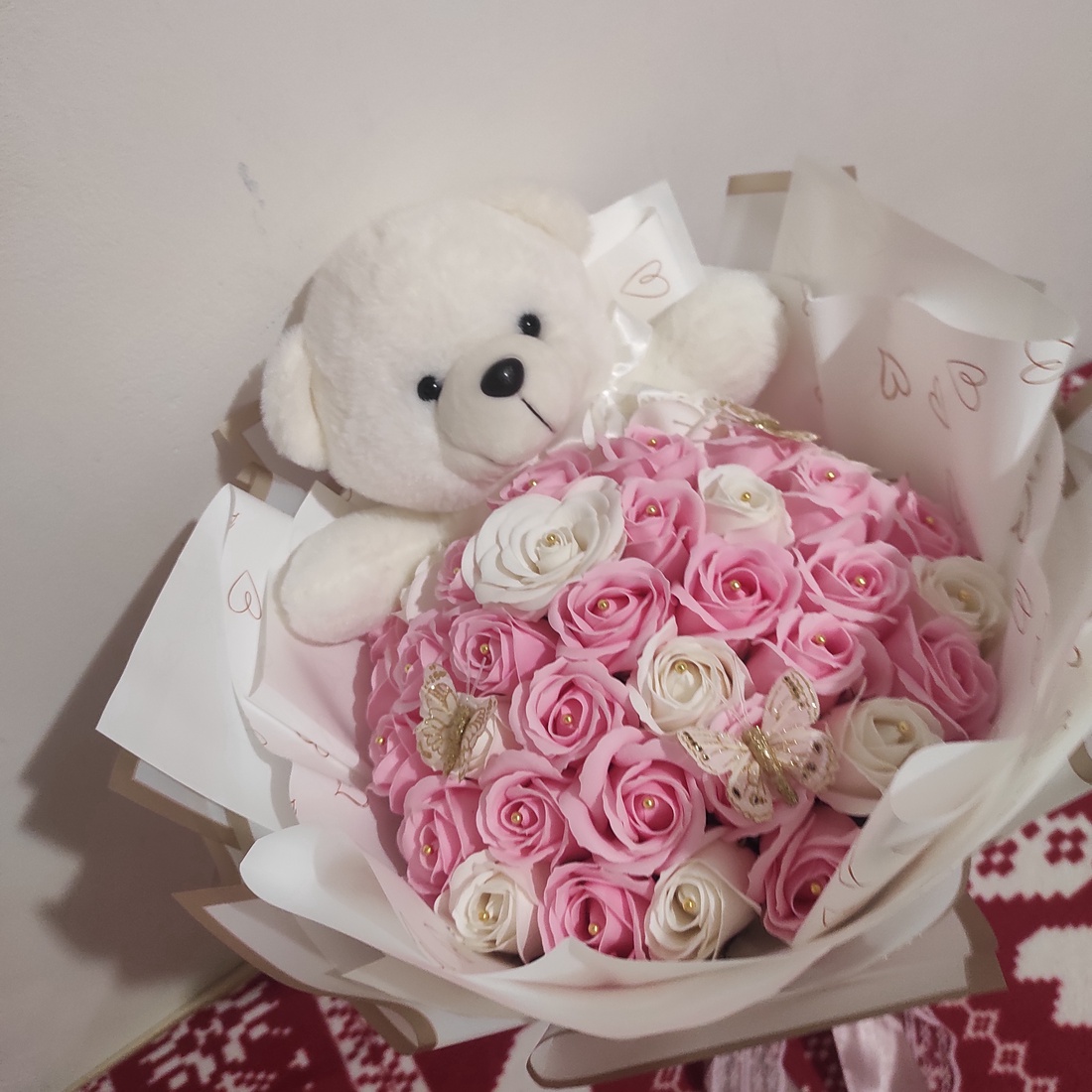 Buchet cu trandafiri de săpun parfumați și ursulet - casă & stil de viață - decorațiuni de casă - accesorii florale - buchete de flori - Artynos.ro