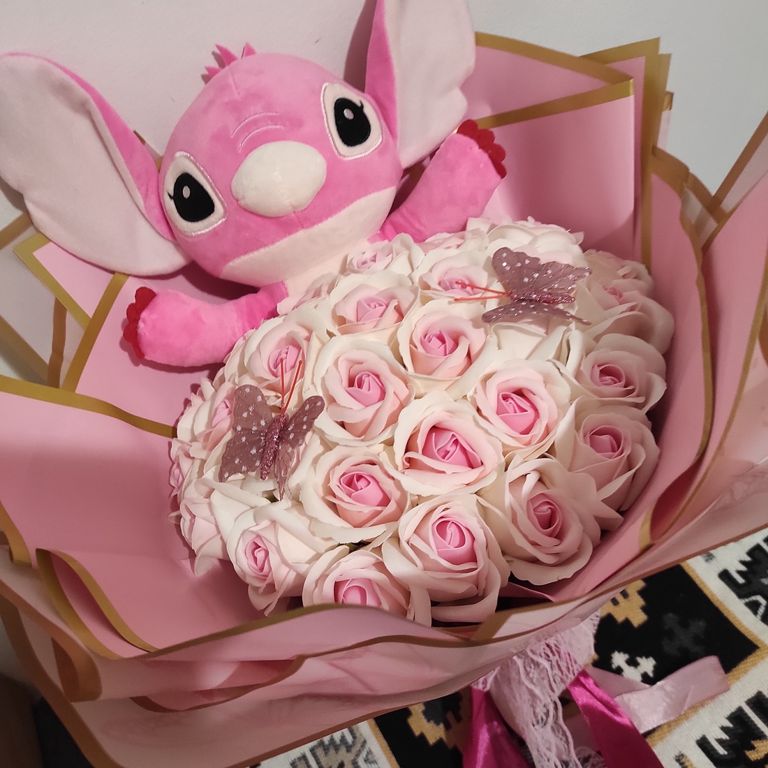 Buchet cu trandafiri de săpun parfumați și Stitch  - casă & stil de viață - decorațiuni de casă - accesorii florale - buchete de flori - Artynos.ro