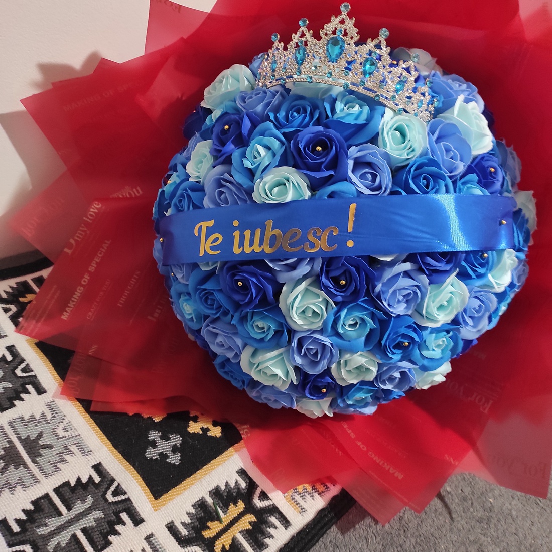 Buchet cu 101 trandafiri de săpun parfumați si coronita  - casă & stil de viață - decorațiuni de casă - accesorii florale - buchete de flori - Artynos.ro