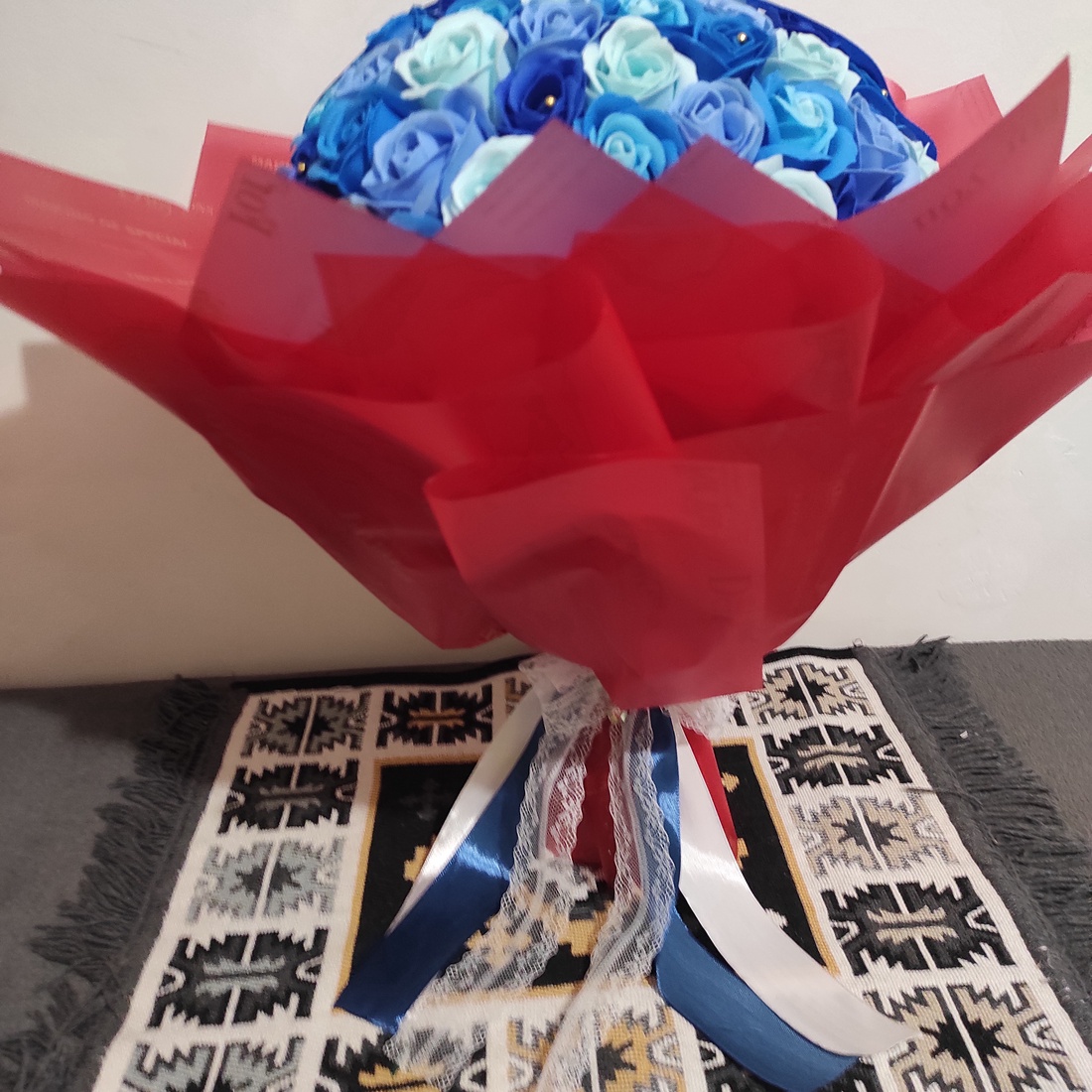 Buchet cu 101 trandafiri de săpun parfumați si coronita  - casă & stil de viață - decorațiuni de casă - accesorii florale - buchete de flori - Artynos.ro