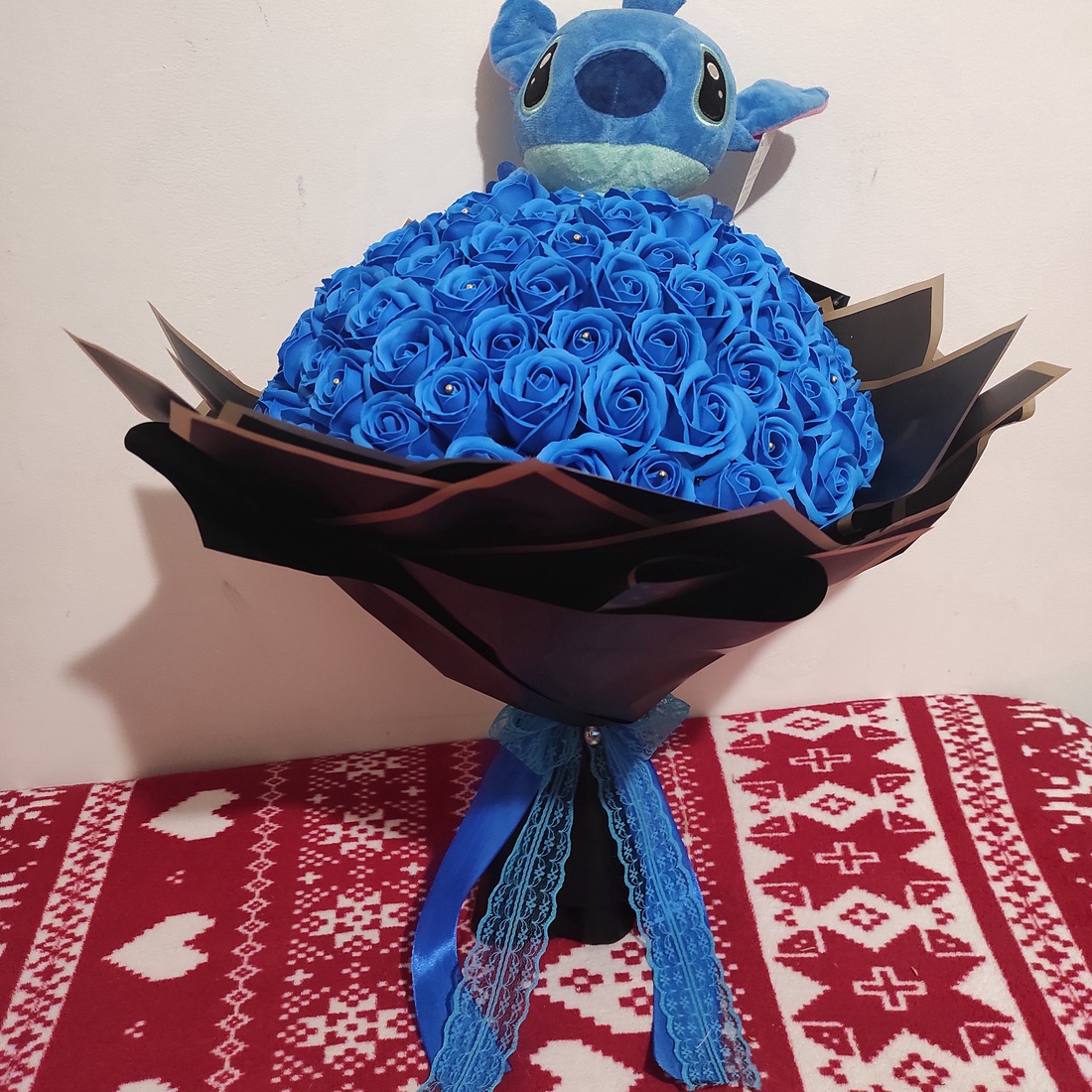 Buchet cu 101 trandafiri de săpun parfumați si stitch  - casă & stil de viață - decorațiuni de casă - accesorii florale - buchete de flori - Artynos.ro