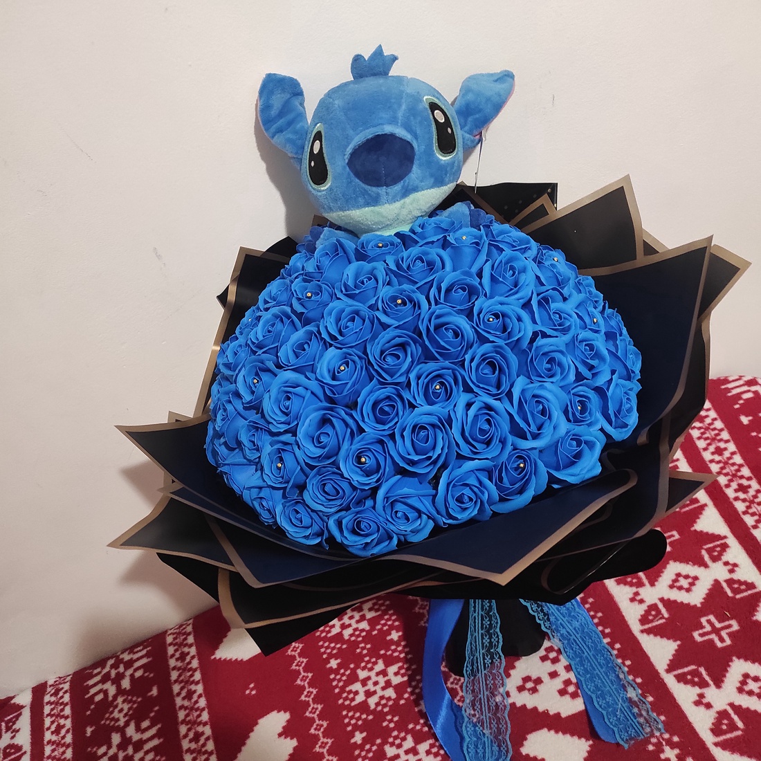 Buchet cu 101 trandafiri de săpun parfumați si stitch  - casă & stil de viață - decorațiuni de casă - accesorii florale - buchete de flori - Artynos.ro