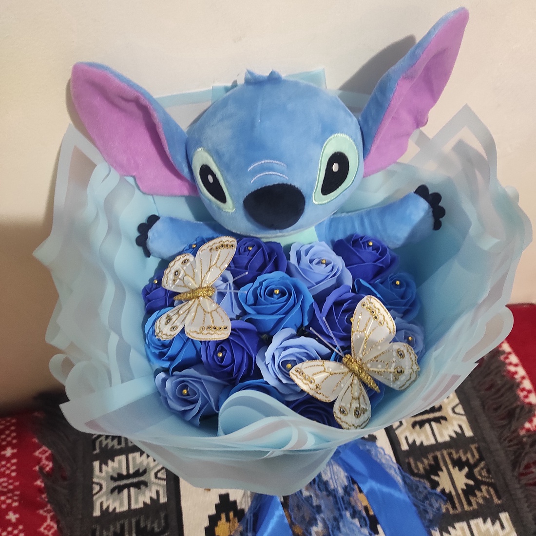 Buchet cu trandafiri de săpun parfumați și Stitch  - casă & stil de viață - decorațiuni de casă - accesorii florale - buchete de flori - Artynos.ro