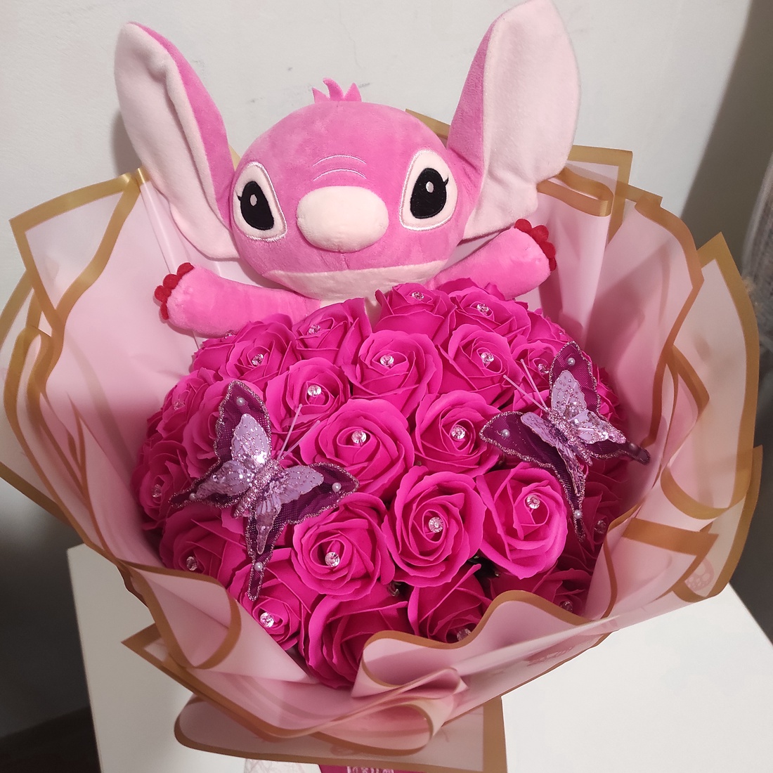 Buchet cu trandafiri de săpun parfumați și Stitch  - casă & stil de viață - decorațiuni de casă - accesorii florale - buchete de flori - Artynos.ro