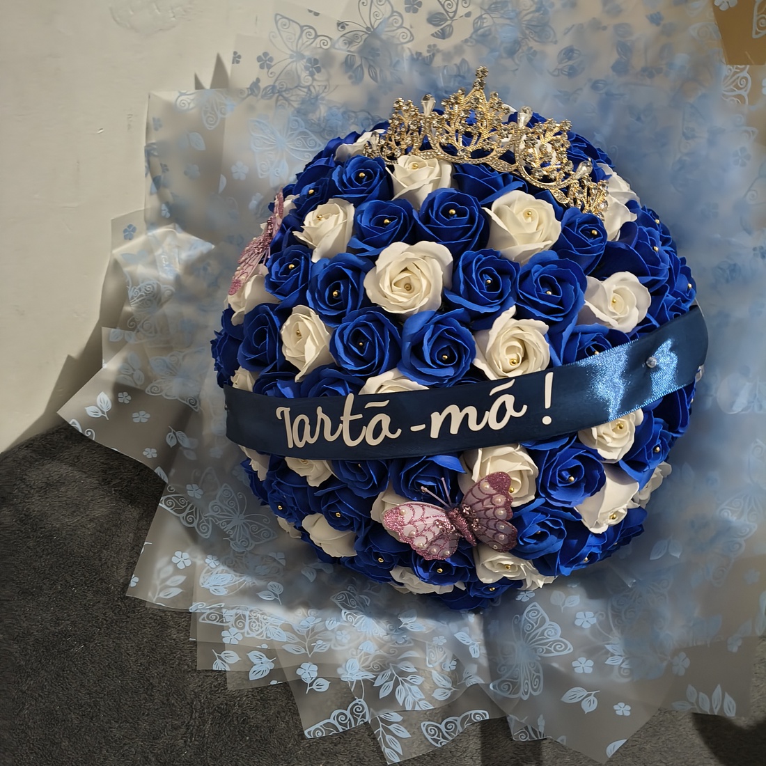 Buchet cu 101 trandafiri de săpun parfumați cu coroniță si banda text - casă & stil de viață - decorațiuni de casă - accesorii florale - buchete de flori - Artynos.ro