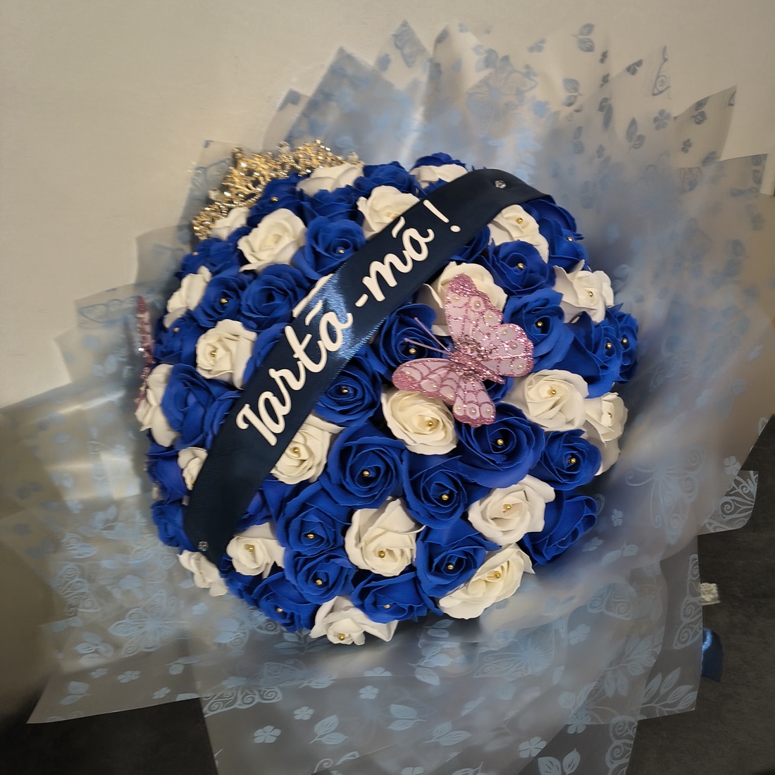 Buchet cu 101 trandafiri de săpun parfumați cu coroniță si banda text - casă & stil de viață - decorațiuni de casă - accesorii florale - buchete de flori - Artynos.ro