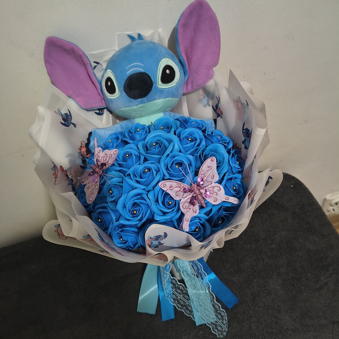 Buchet cu trandafiri de săpun parfumați și Stitch  - casă & stil de viață - decorațiuni de casă - accesorii florale - buchete de flori - Artynos.ro
