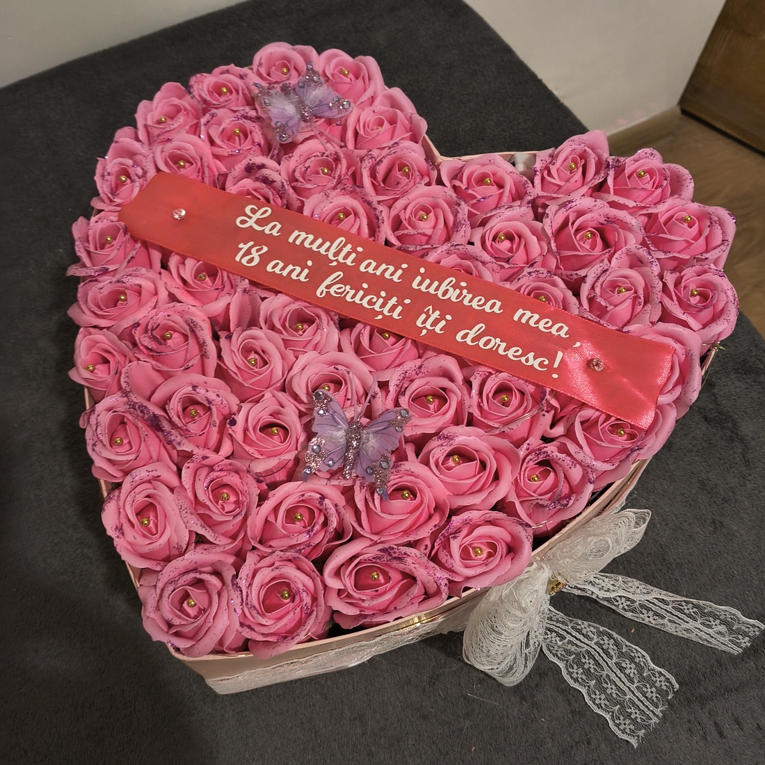 Aranjament cu trandafiri de săpun parfumați cu banda text personalizat - casă & stil de viață - decorațiuni de casă - accesorii florale - cutii cu flori - Artynos.ro